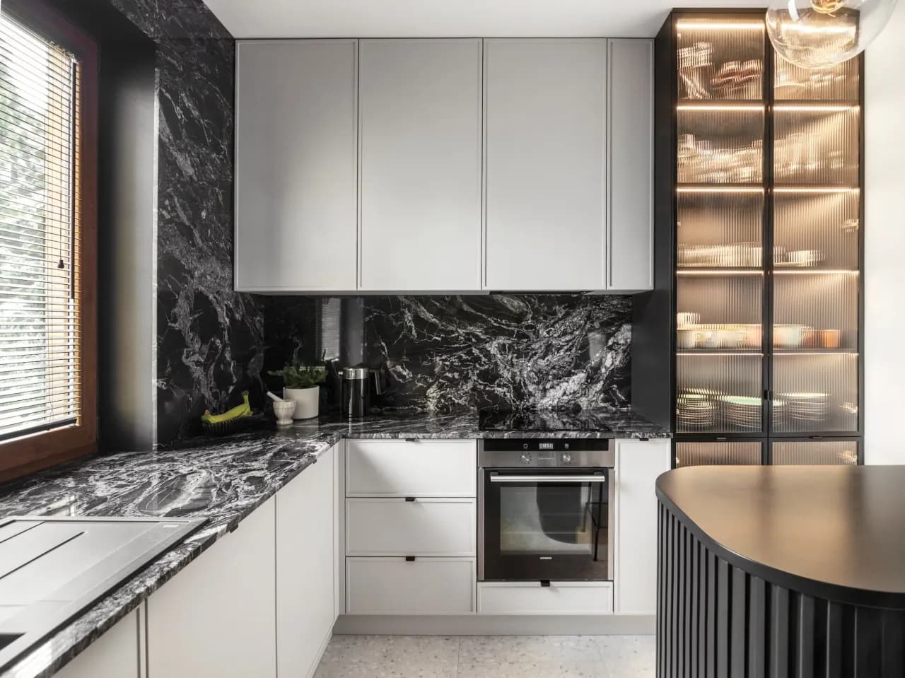 Co położyć na ścianę w kuchni między szafkami, by uniknąć problemów?