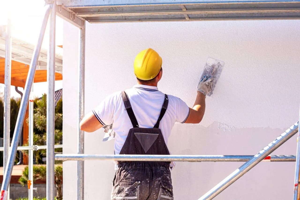 Jaki podkład pod elewacje wybrać, aby uniknąć problemów z tynkiem?