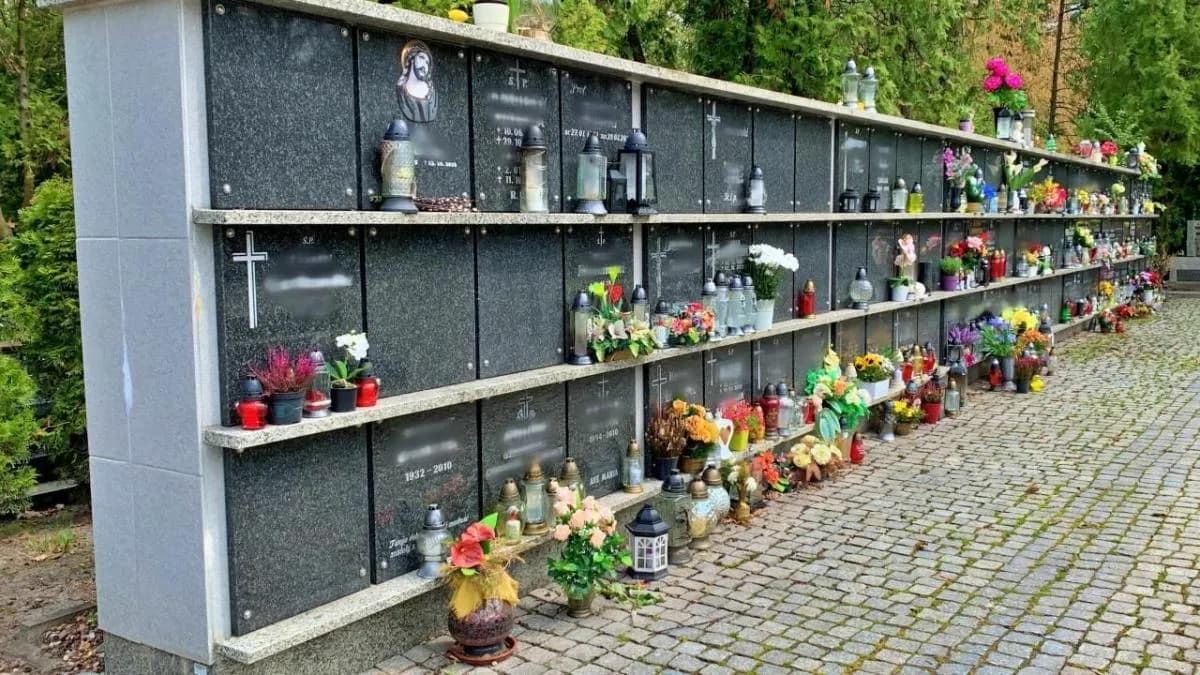 Jak się nazywa ściana na urny i jej znaczenie w memorializacji