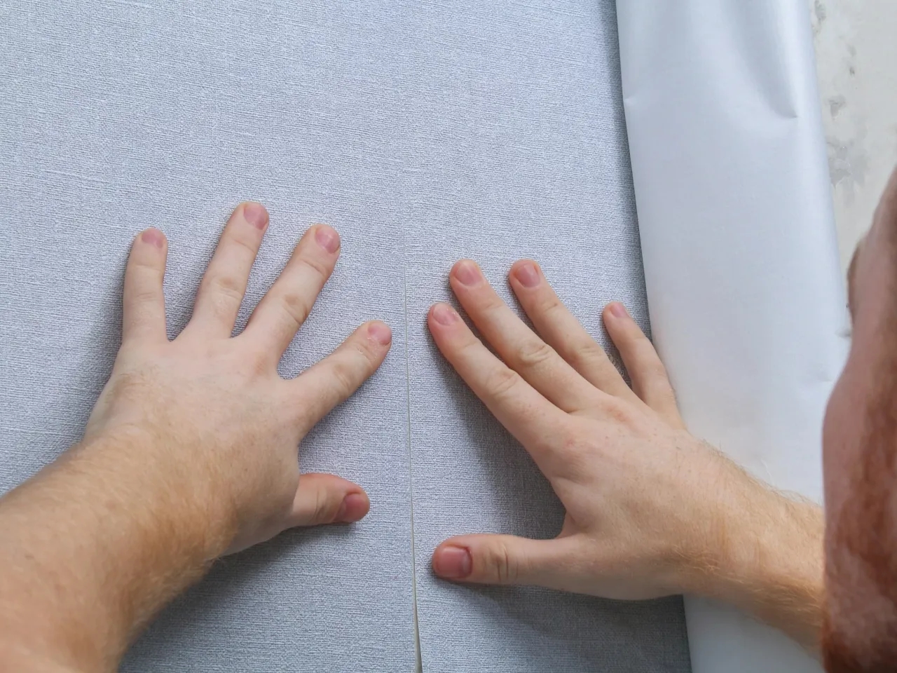 Jak się kładzie tapety - uniknij najczęstszych błędów i zyskaj efekt