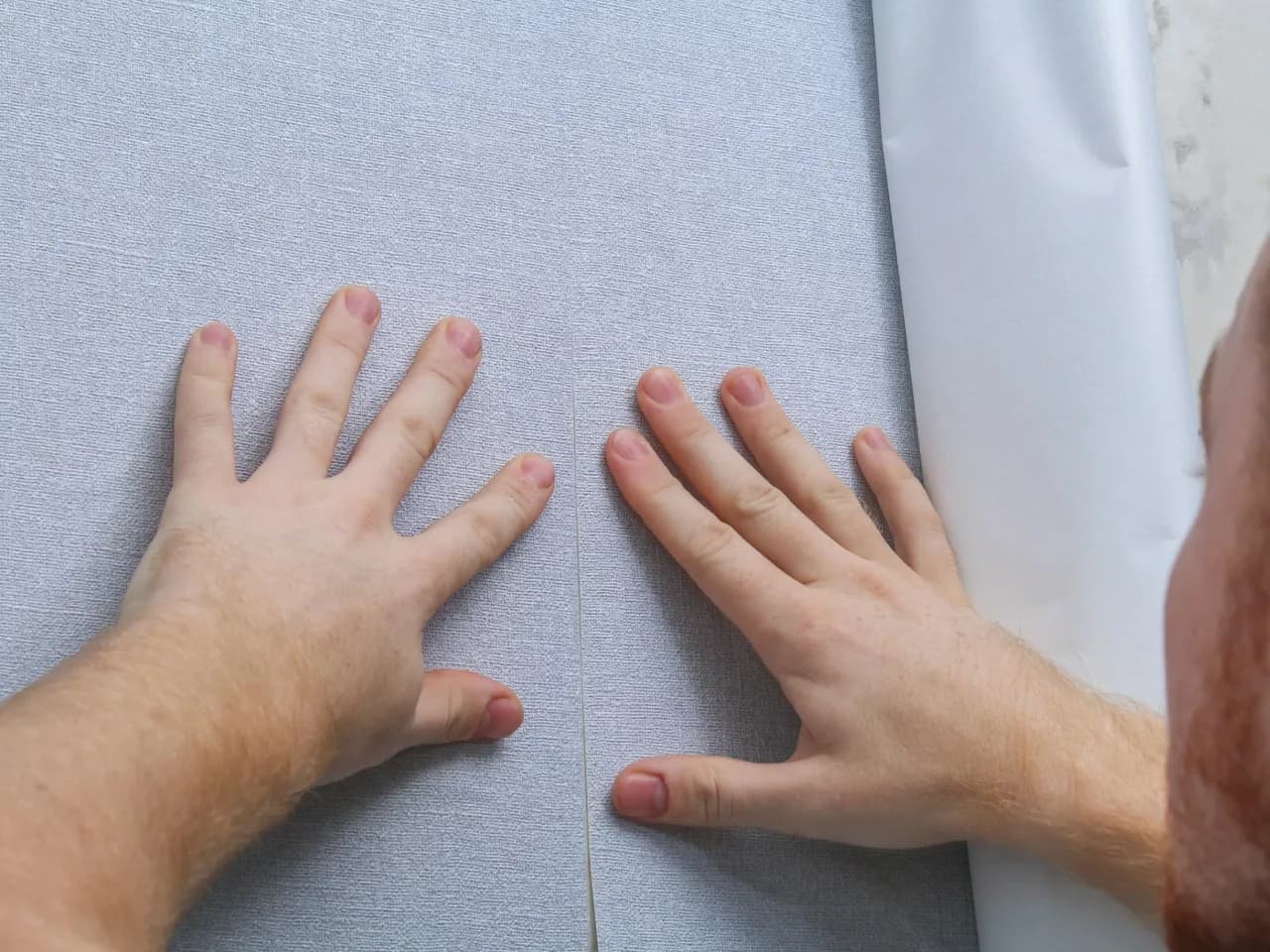 Jak się kładzie tapety - uniknij najczęstszych błędów i zyskaj efekt