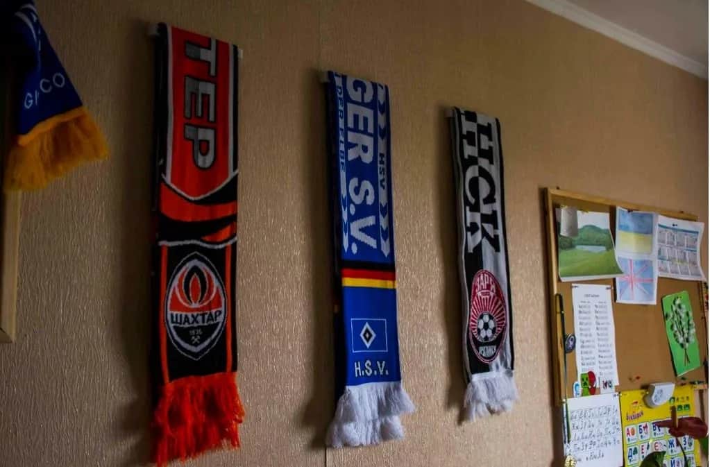 Jak powiesić szalik na ścianie - kreatywne sposoby i porady dekoracyjne