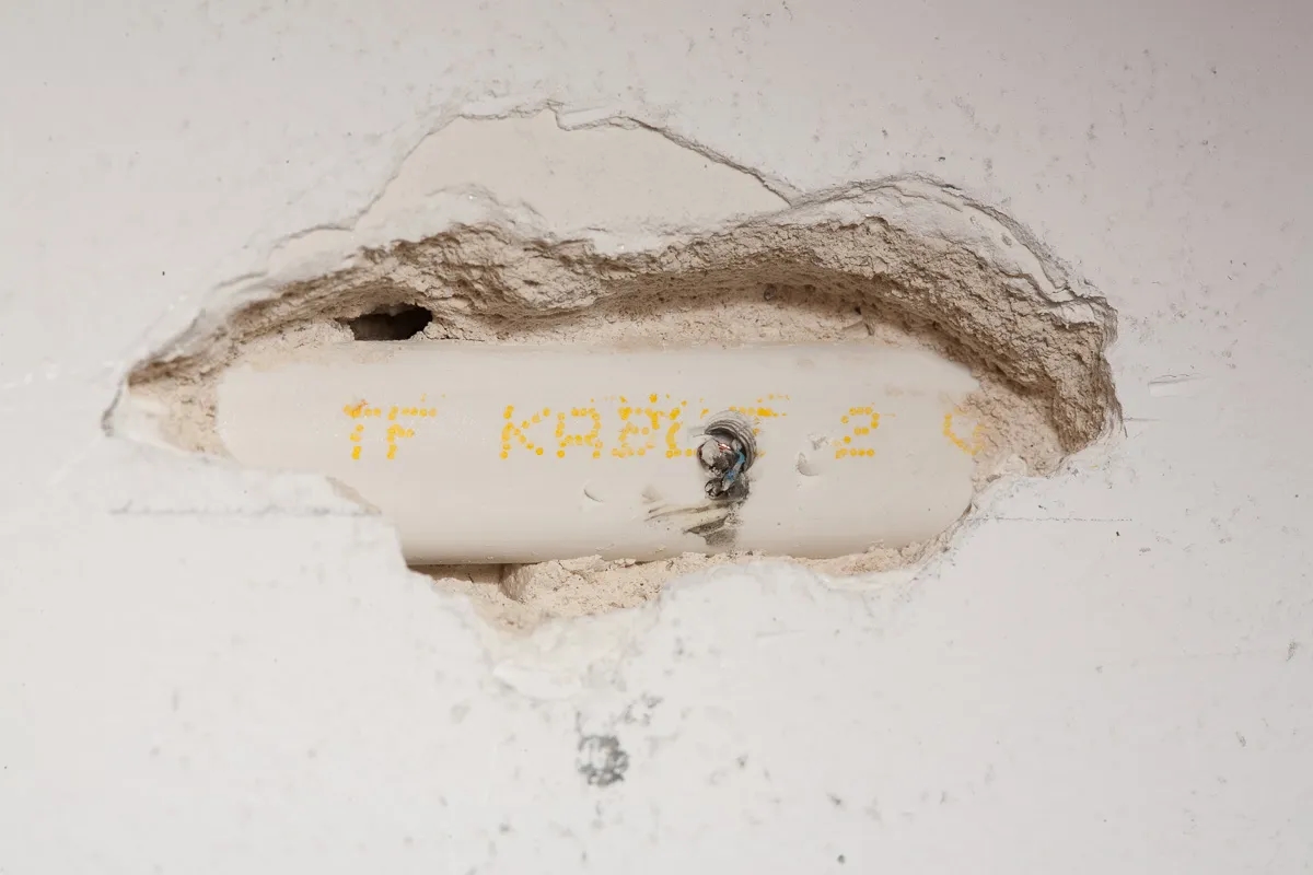Jak połączyć przecięty kabel w ścianie bez ryzyka i błędów