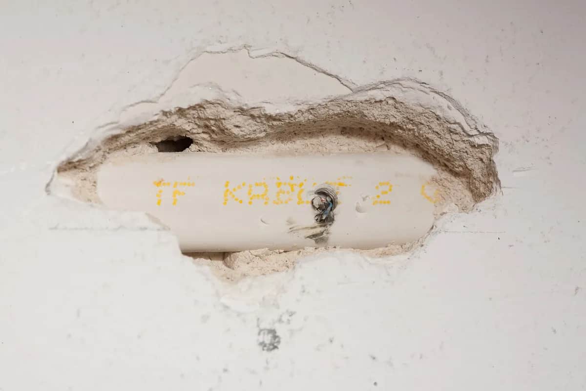 Jak połączyć przecięty kabel w ścianie bez ryzyka i błędów