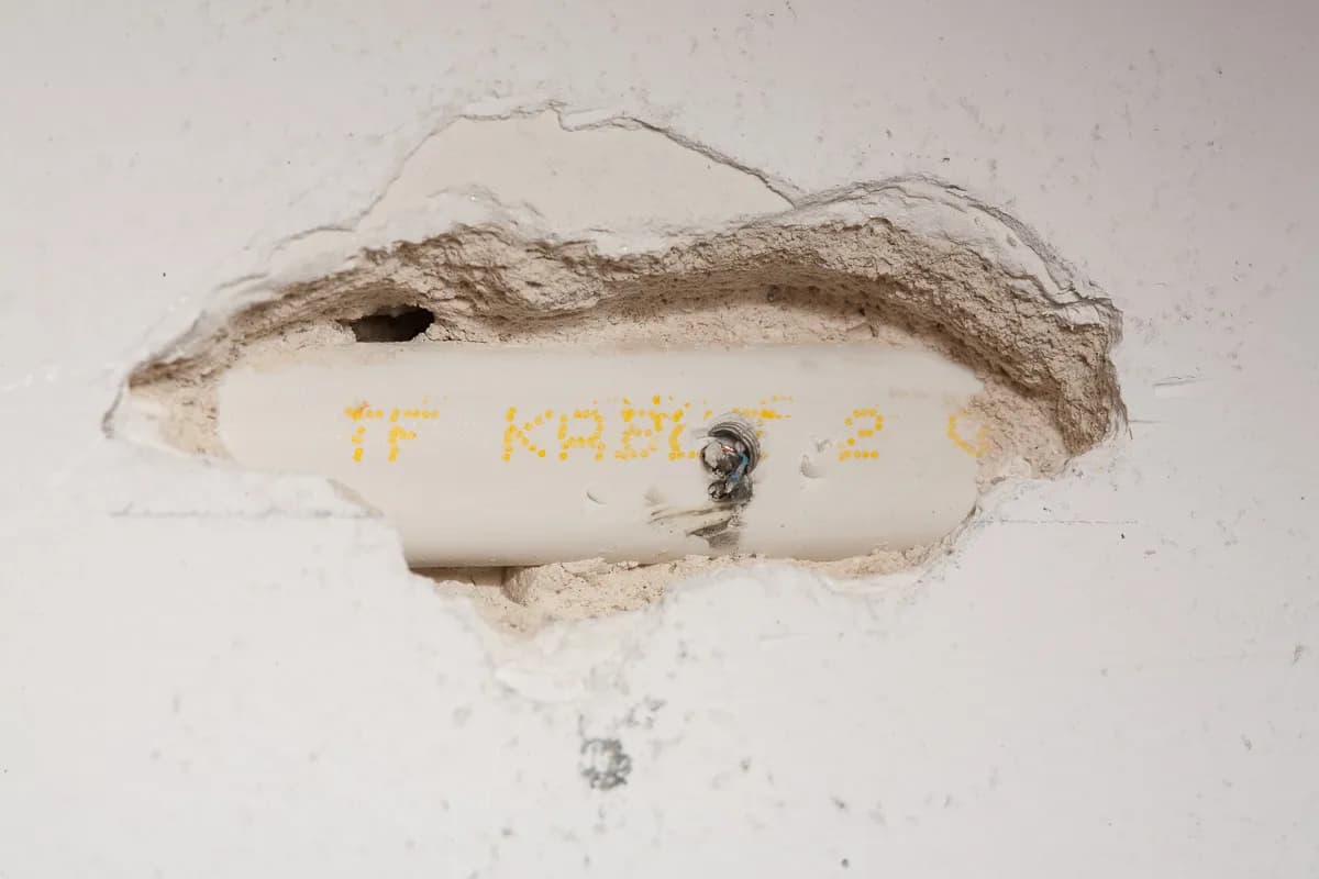 Jak połączyć przecięty kabel w ścianie bez ryzyka i błędów