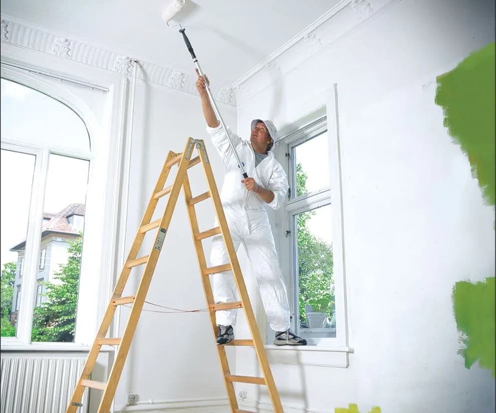 Poradnik: Jak malować kolorowe ściany na biało? Krok po kroku