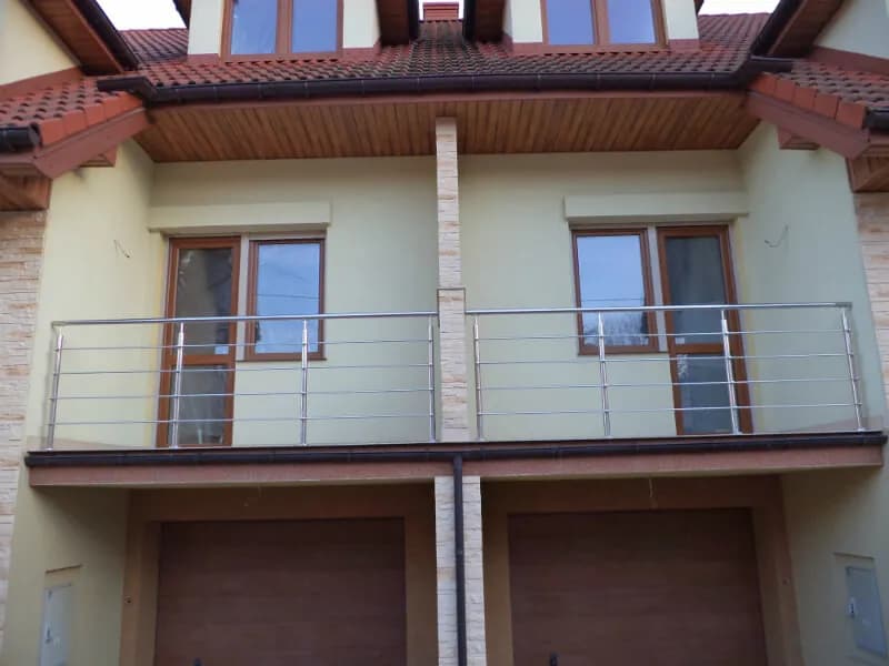 Balustrada przed czy po elewacji: co wybrać, aby uniknąć problemów?