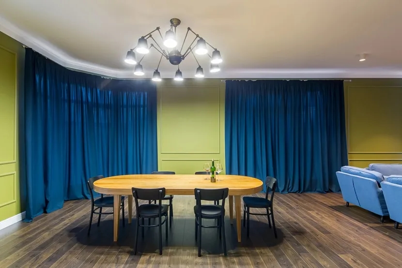 Karnisz na okno czy na całą ścianę - wybierz najlepsze rozwiązanie dla swojego wnętrza