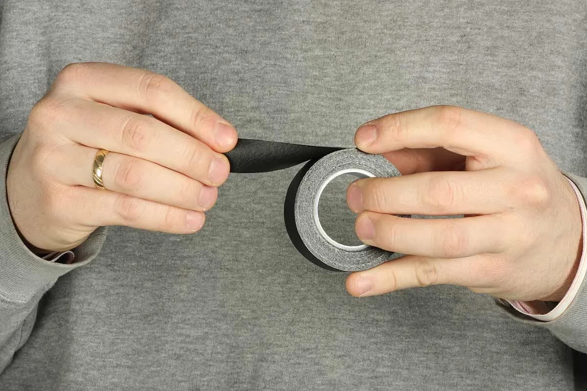 Samoprzylepna taśma uszczelniająca: gdzie i jak używać, aby zapewnić skuteczność?