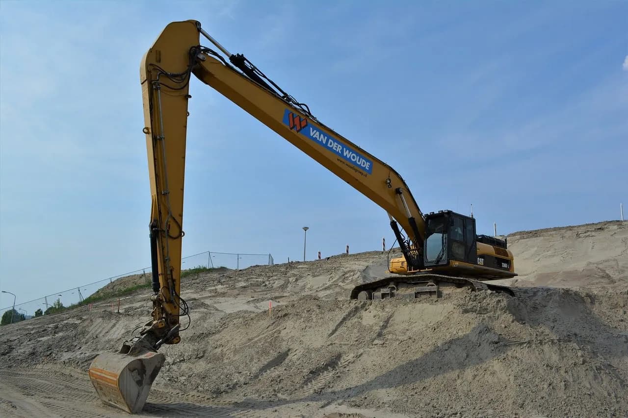 Jak obsługiwać koparkę? Zdobądź uprawnienia i zostań operatorem