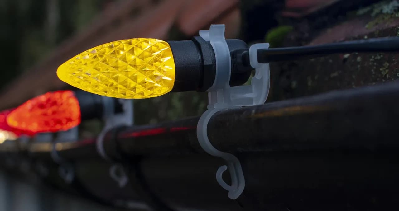 Jak przymocować lampki choinkowe do elewacji: prosty poradnik krok po kroku