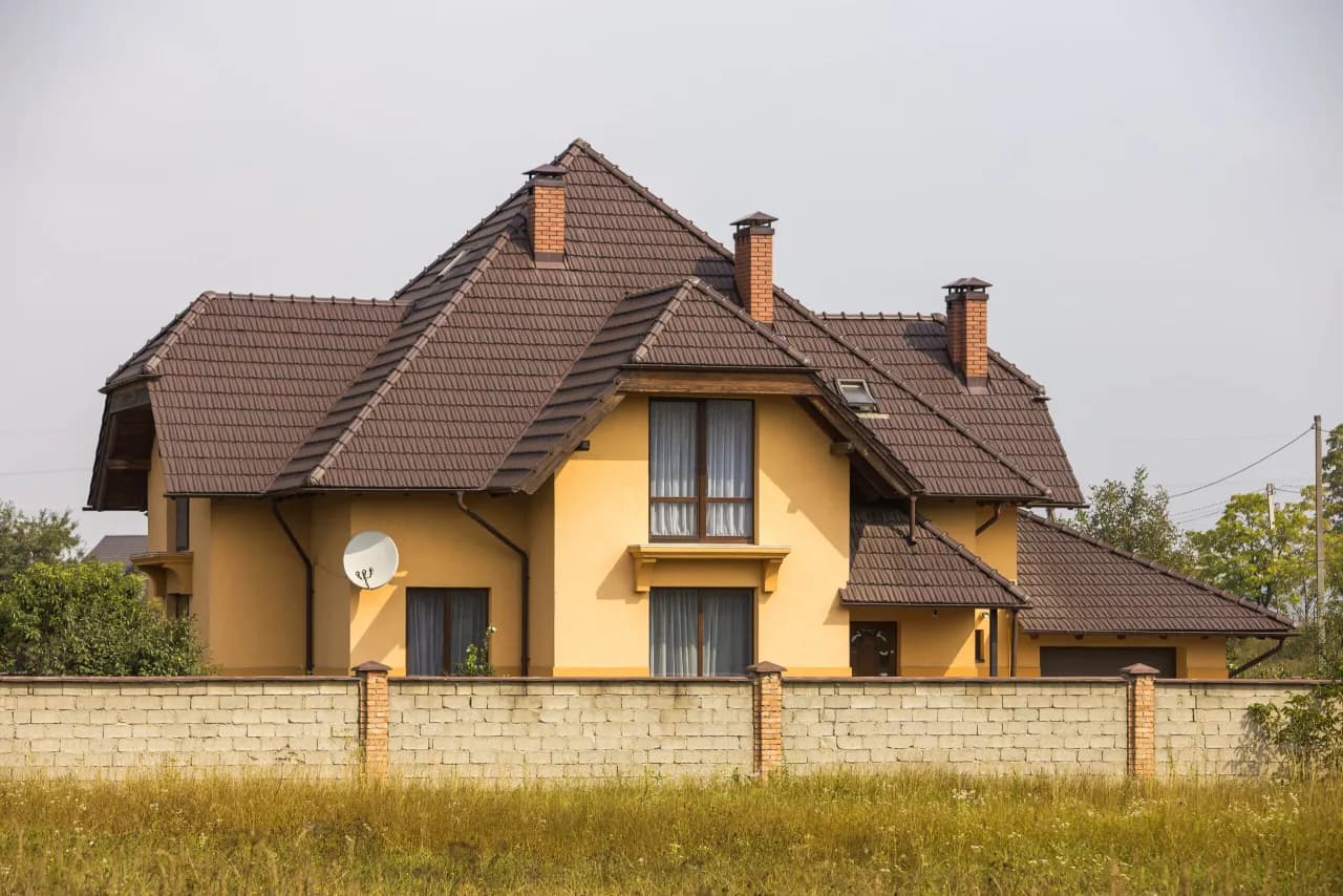 Jakie elewacje najlepiej komponują się z brązowym dachem?