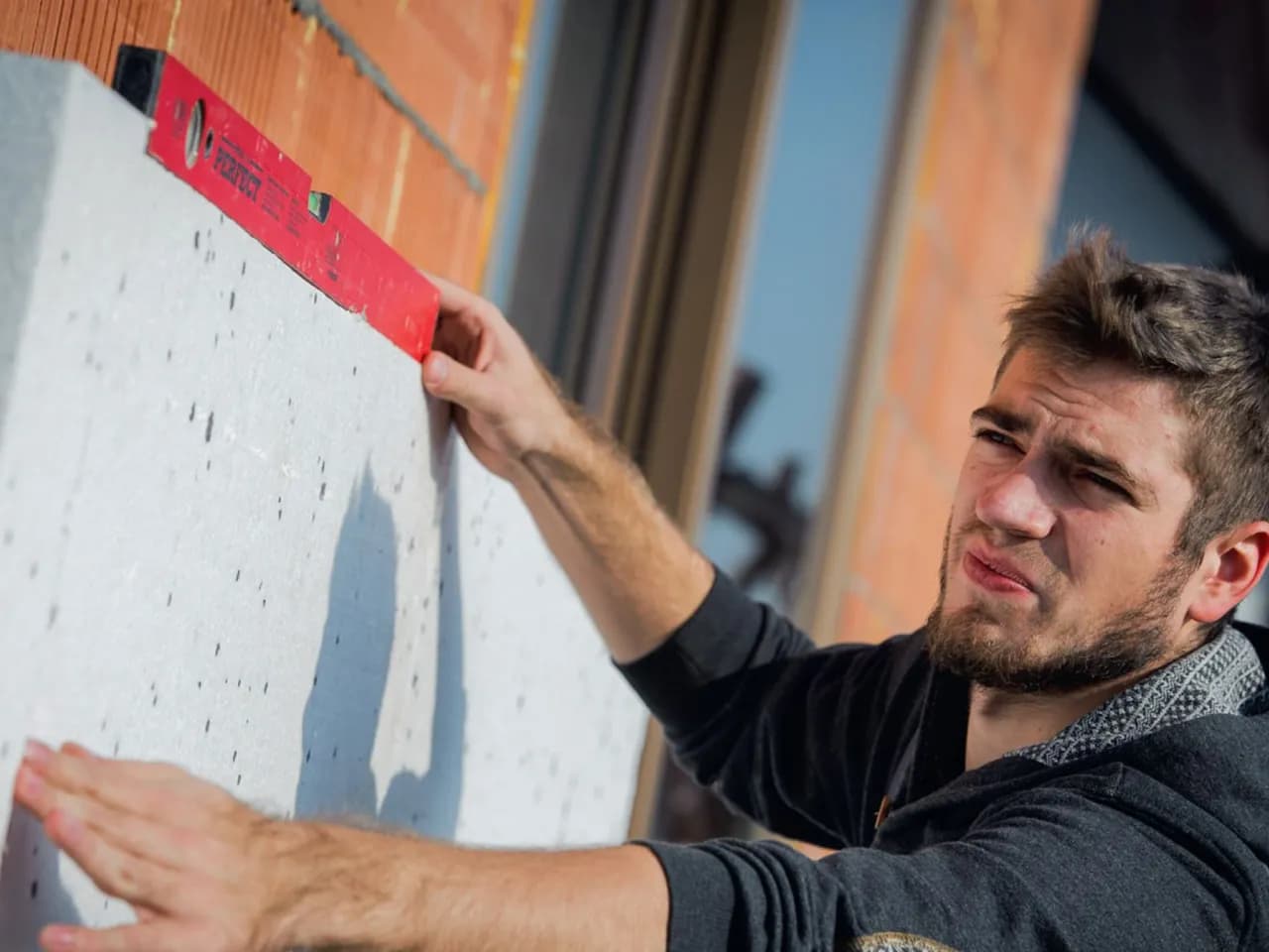 Ile kosztuje robocizna elewacji: aktualne ceny za metr kwadratowy i stawki