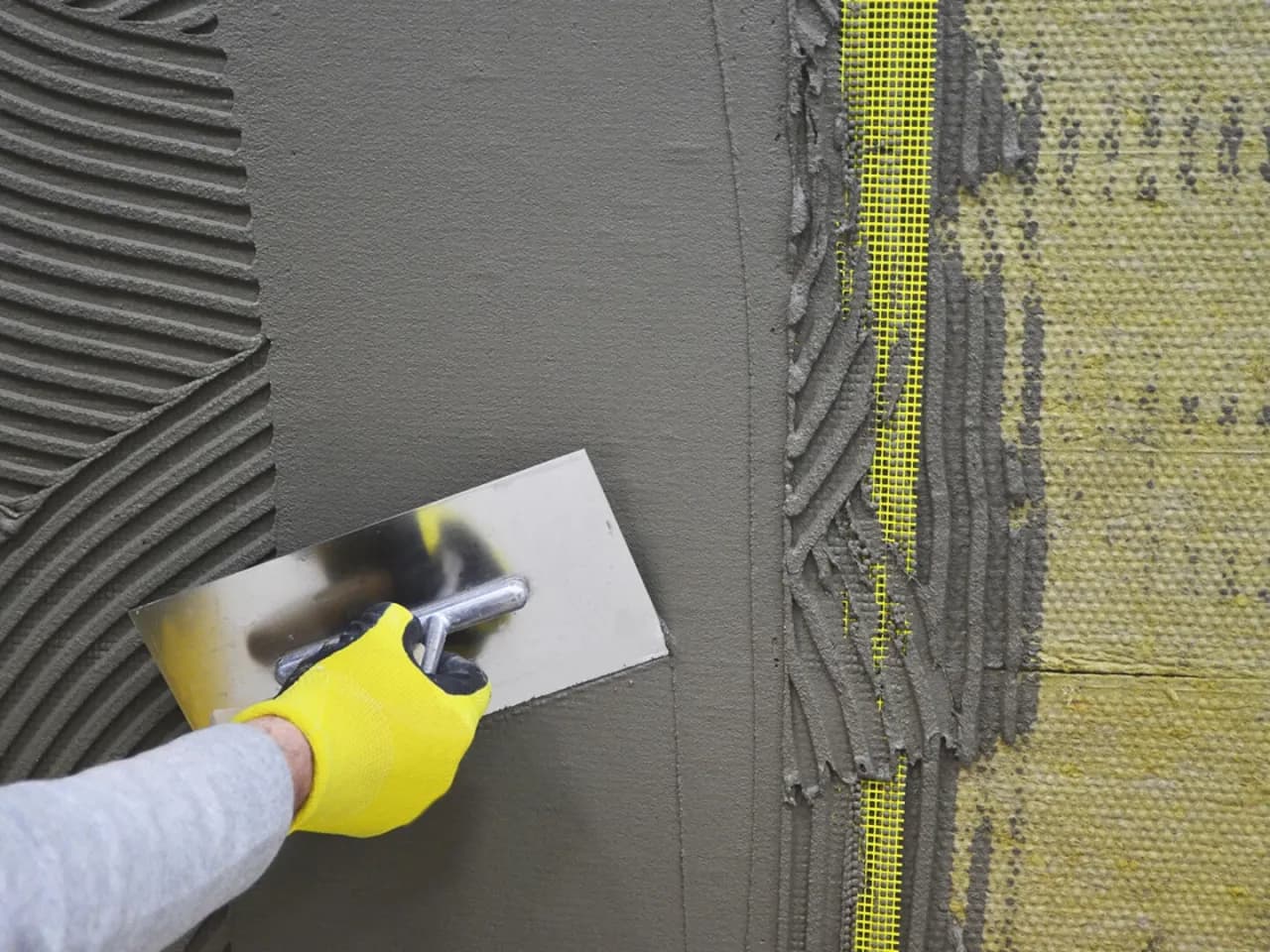 Jaki klej do elewacji wybrać, aby uniknąć problemów z izolacją?