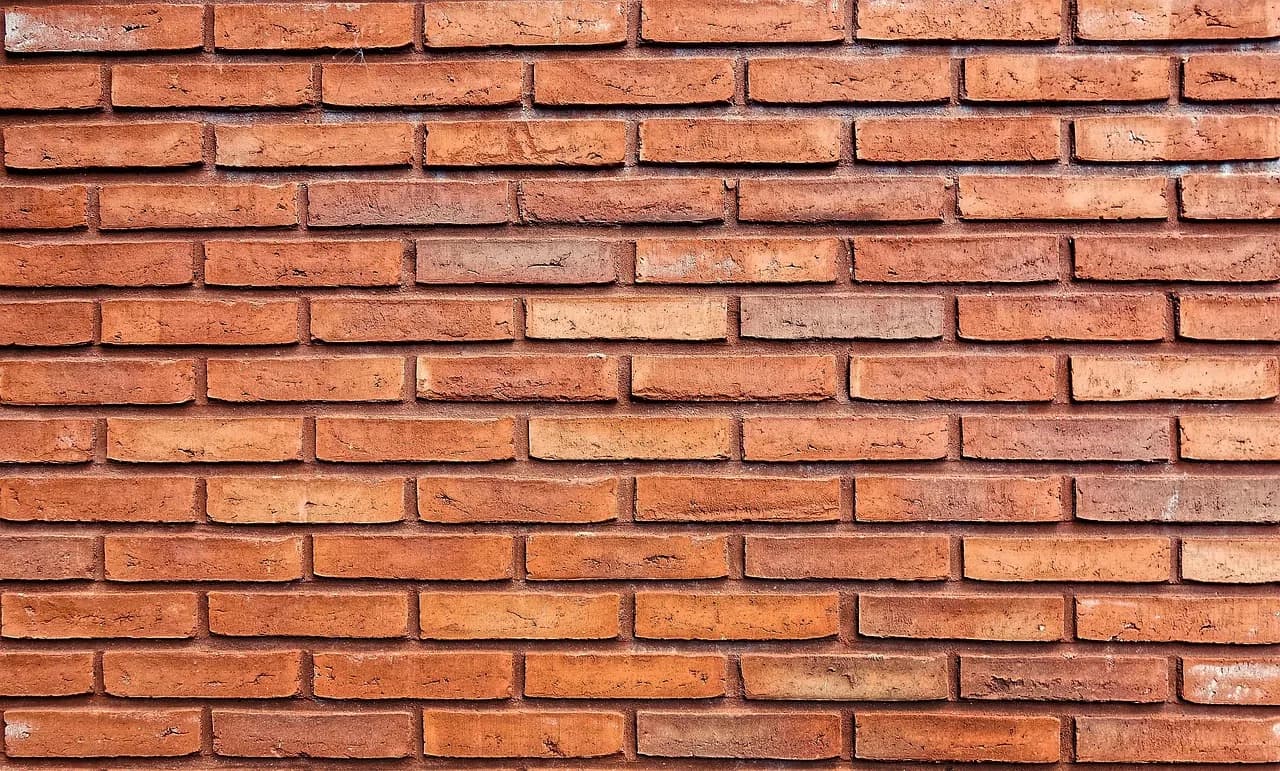 Cegła klinkierowa – trwały materiał do elewacji, ogrodzeń i wnętrz