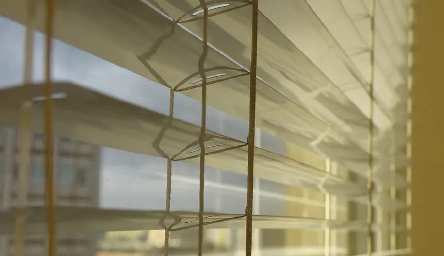 Jakie żaluzje wybrać do domu - drewniane czy aluminiowe?