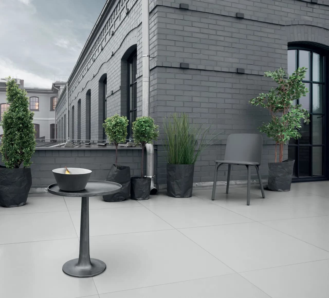 Płytki wielkoformatowe Industrio od Grupy Tubądzin na nowoczesnym tarasie