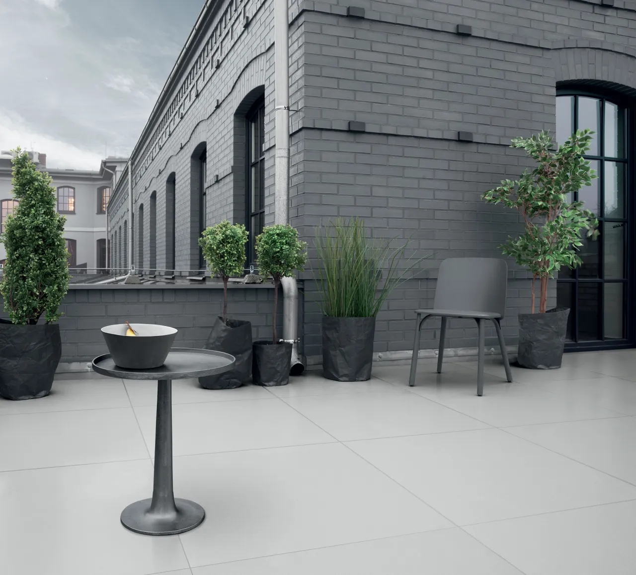 Płytki wielkoformatowe na tarasie – jak je zastosować na zewnątrz?