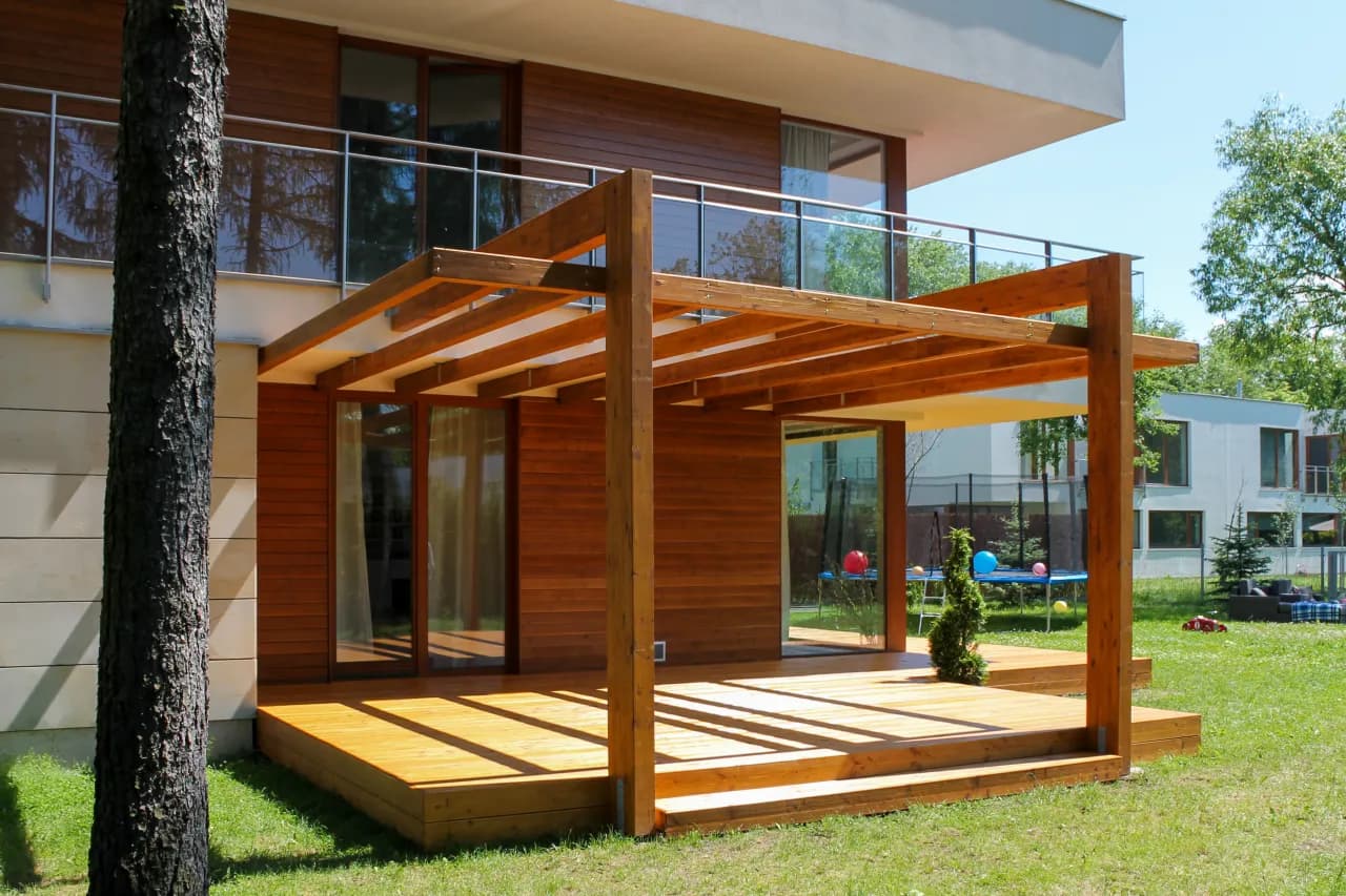 Widoczne belki drewniane w nowoczesnych wnętrzach: jak łączyć tradycję z innowacją