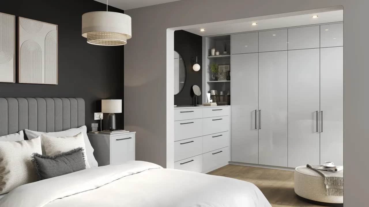 Szafka nocna, komoda czy szafa wnękowa: jak wybrać miejsce do przechowywania w sypialni?