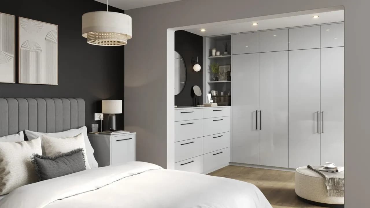 Szafka nocna, komoda czy szafa wnękowa: jak wybrać miejsce do przechowywania w sypialni?