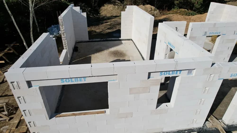 Cofnięte nadproże do rolet: jak wykonać i jakie daje korzyści