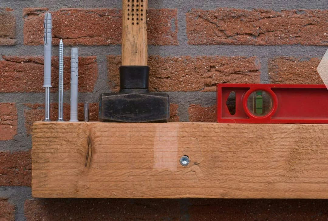 Jak zamontować belkę do elewacji: praktyczna instrukcja krok po kroku