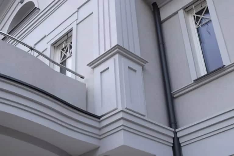 Sztukateria okienna: funkcje, rodzaje i trendy w dekoracji budynków