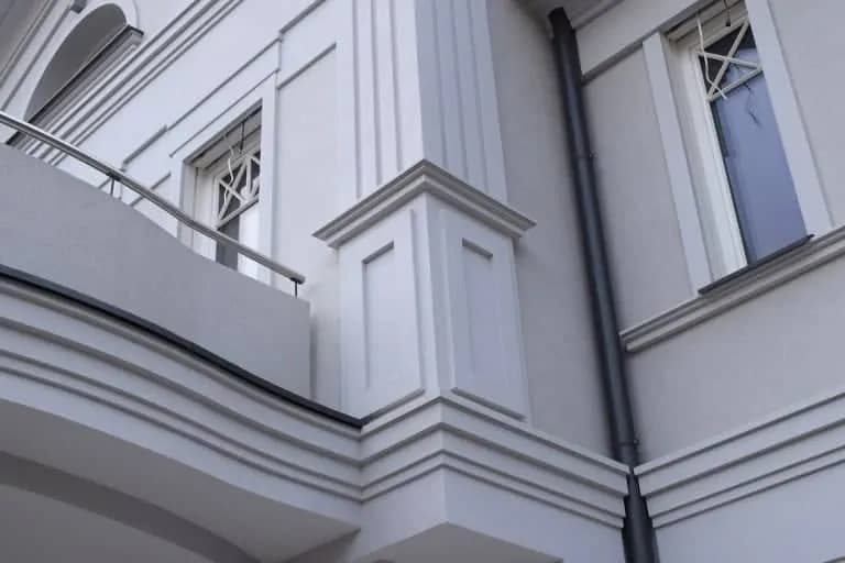 Sztukateria okienna: funkcje, rodzaje i trendy w dekoracji budynków