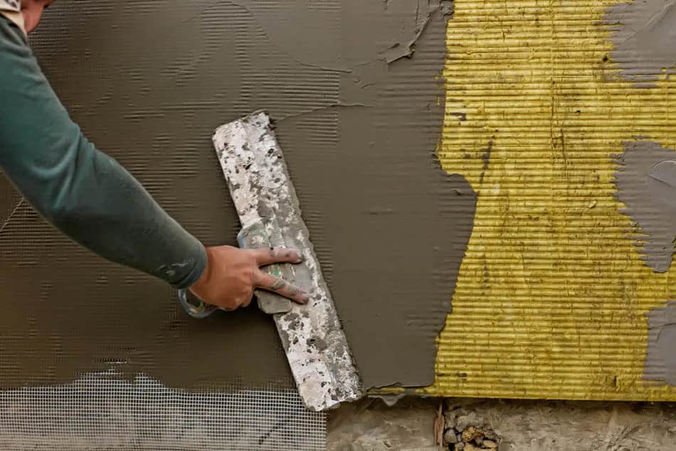 Najlepszy klej do siatki na elewacje: porównanie rodzajów i właściwości