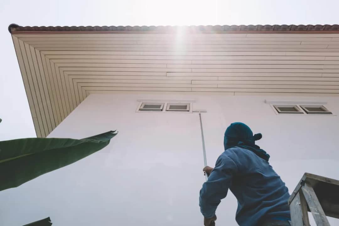 Czym różnią się farby fasadowe od farb stosowanych we wnętrzach?