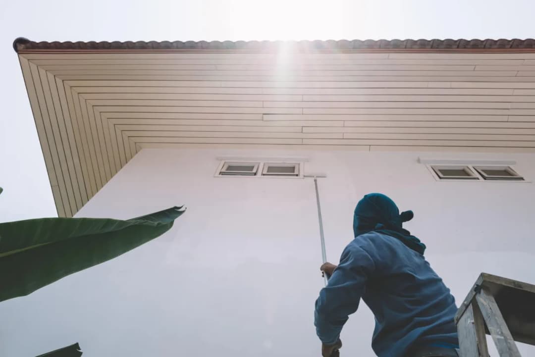 Czym różnią się farby fasadowe od farb stosowanych we wnętrzach?