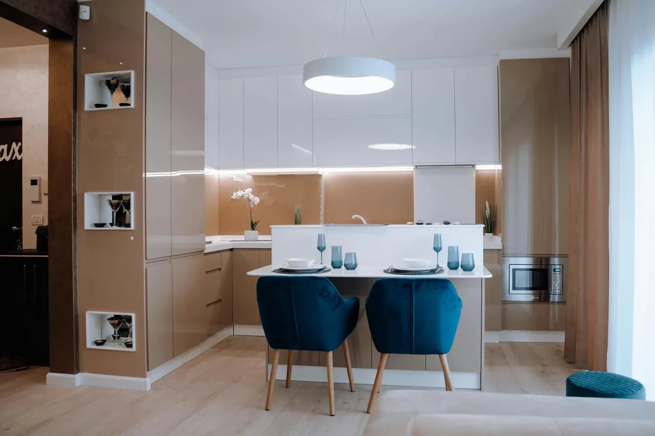 Nie tylko biel i szarość – odważne kolory płytek w kuchni