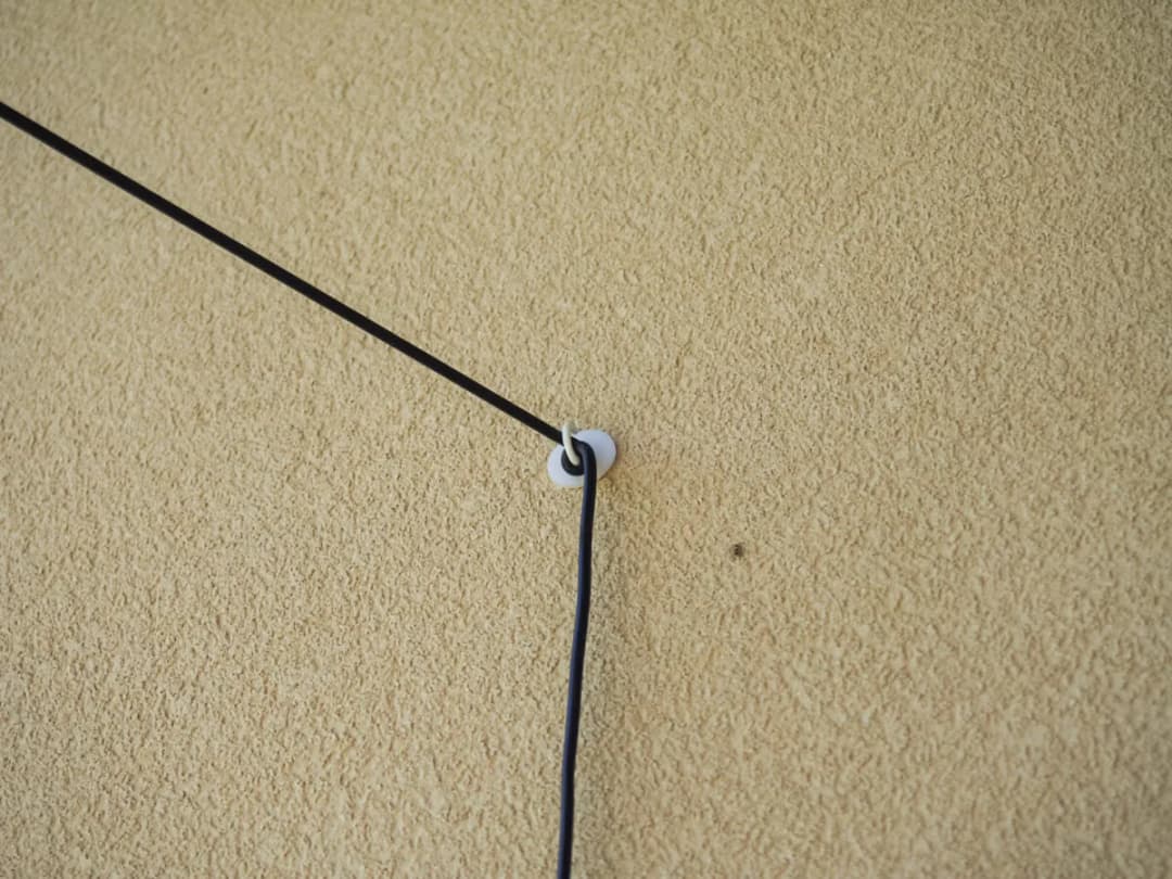 Jak bezpiecznie przymocować girlandę do elewacji: poradnik montażu krok po kroku