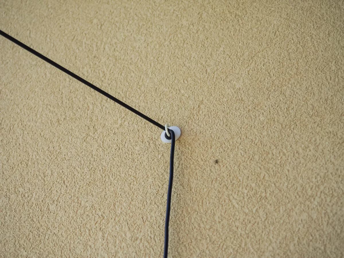 Jak bezpiecznie przymocować girlandę do elewacji: poradnik montażu krok po kroku