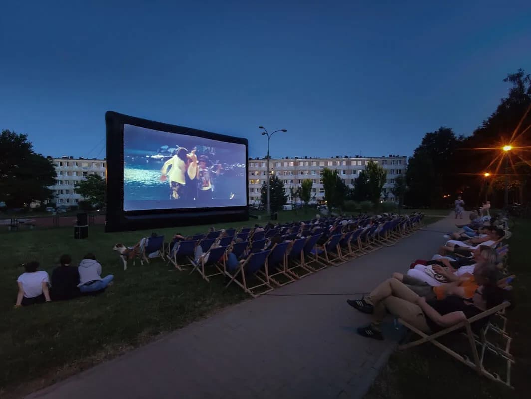 Jak zabezpieczyć elewację kina plenerowego do seansu filmów z Vider