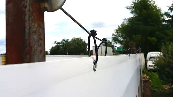 Jak zamontować baner na elewacji: 8 sprawdzonych sposobów mocowania