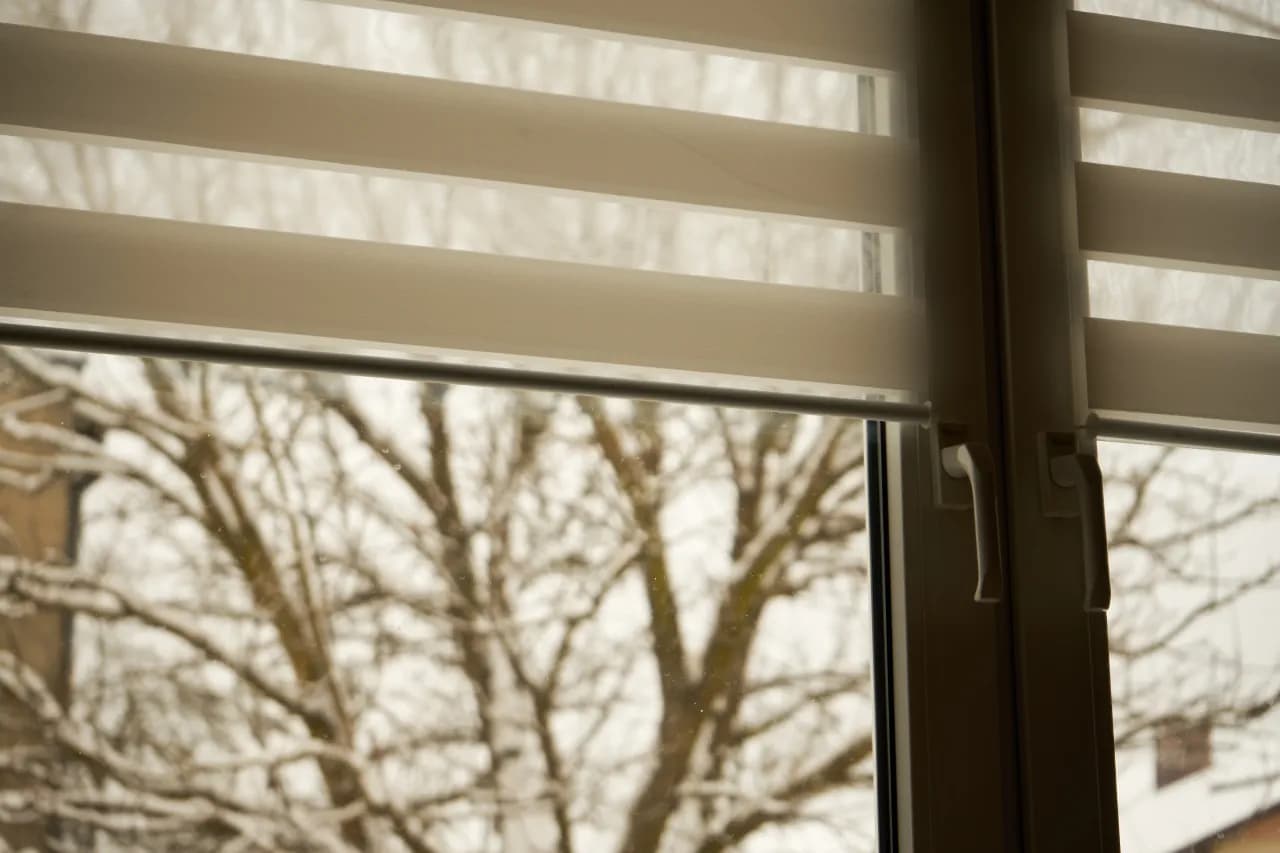 Jak wybrać idealne rolety na okno dachowe? - Poradnik zakupowy