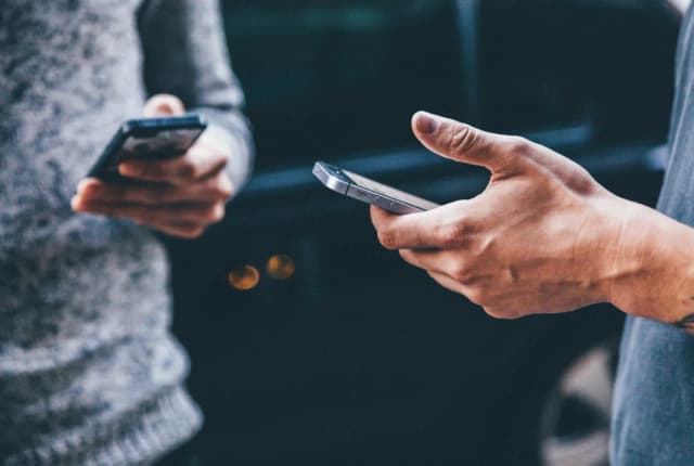 Gra karciana online – jak grać, by nie stracić głowy (i pieniędzy)?