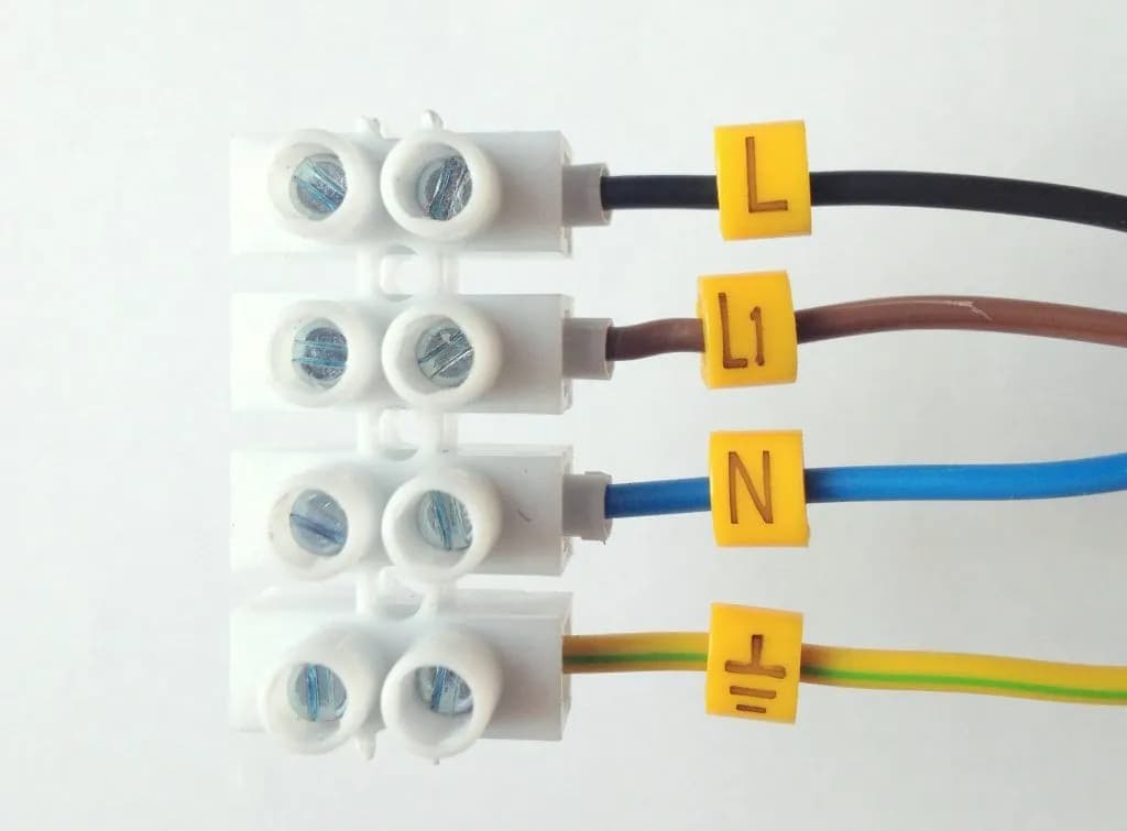 3 przewody z sufitu - jak bezpiecznie podłączyć żyrandol krok po kroku