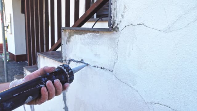 Skuteczna naprawa elewacji budynku: kompletna instrukcja krok po kroku