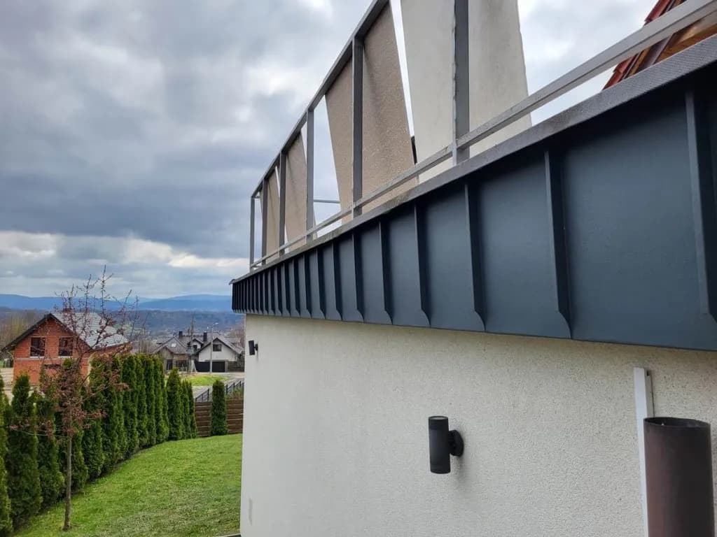 Obróbka balkonu blachą: Skuteczna metoda izolacji i ochrony