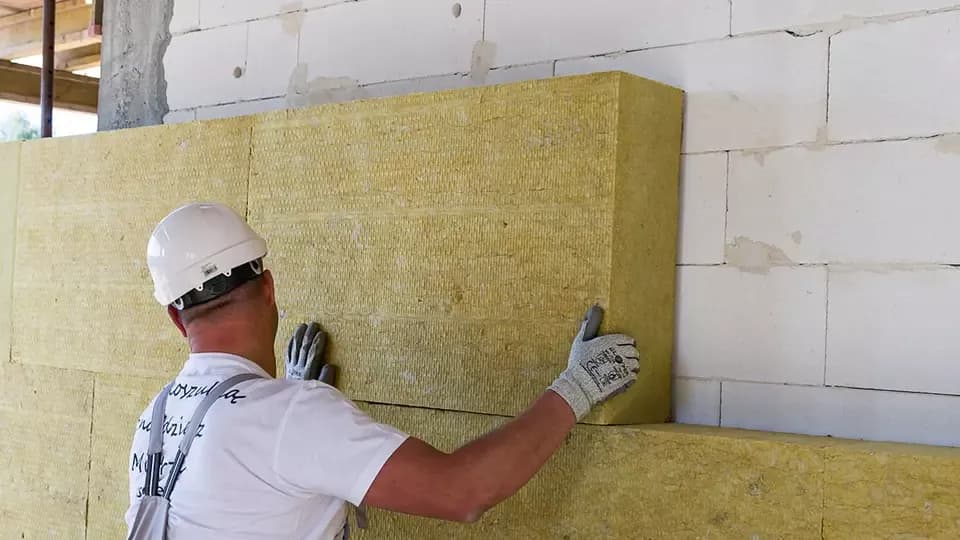 Jaką wełnę najlepiej wybrać na elewację: poradnik dla budujących dom